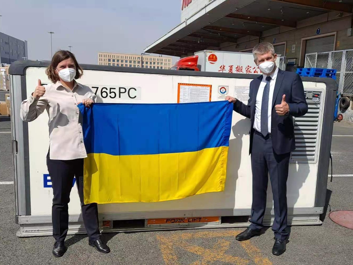 китай - в україну відправлено першу партію вакцин проти covid з китаю китай - в україну відправлено першу партію вакцин проти covid з китаю